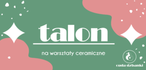 Ilustracja przedstawia nasz talon podarunkowy na warsztaty ceramiczne – elegancki, minimalistyczny projekt z grafiką ceramiki i ręcznie napisanym tekstem. Doskonały prezent dla każdego, kto chce spróbować swoich sił w pracy z gliną!