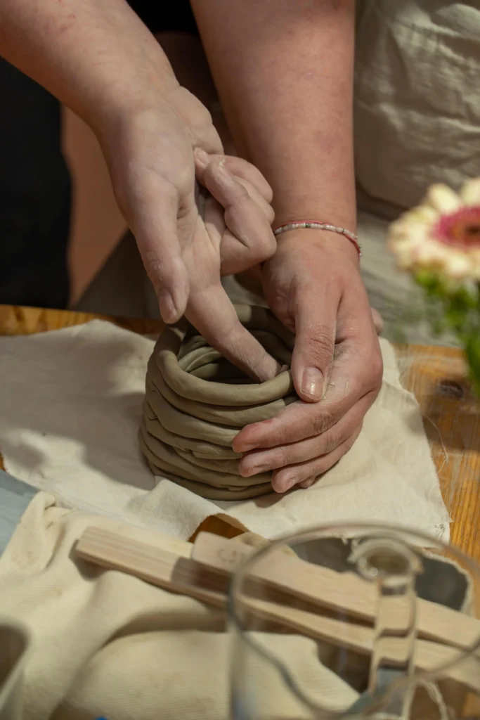 Techniki lepienia z gliny – od czego zacząć?